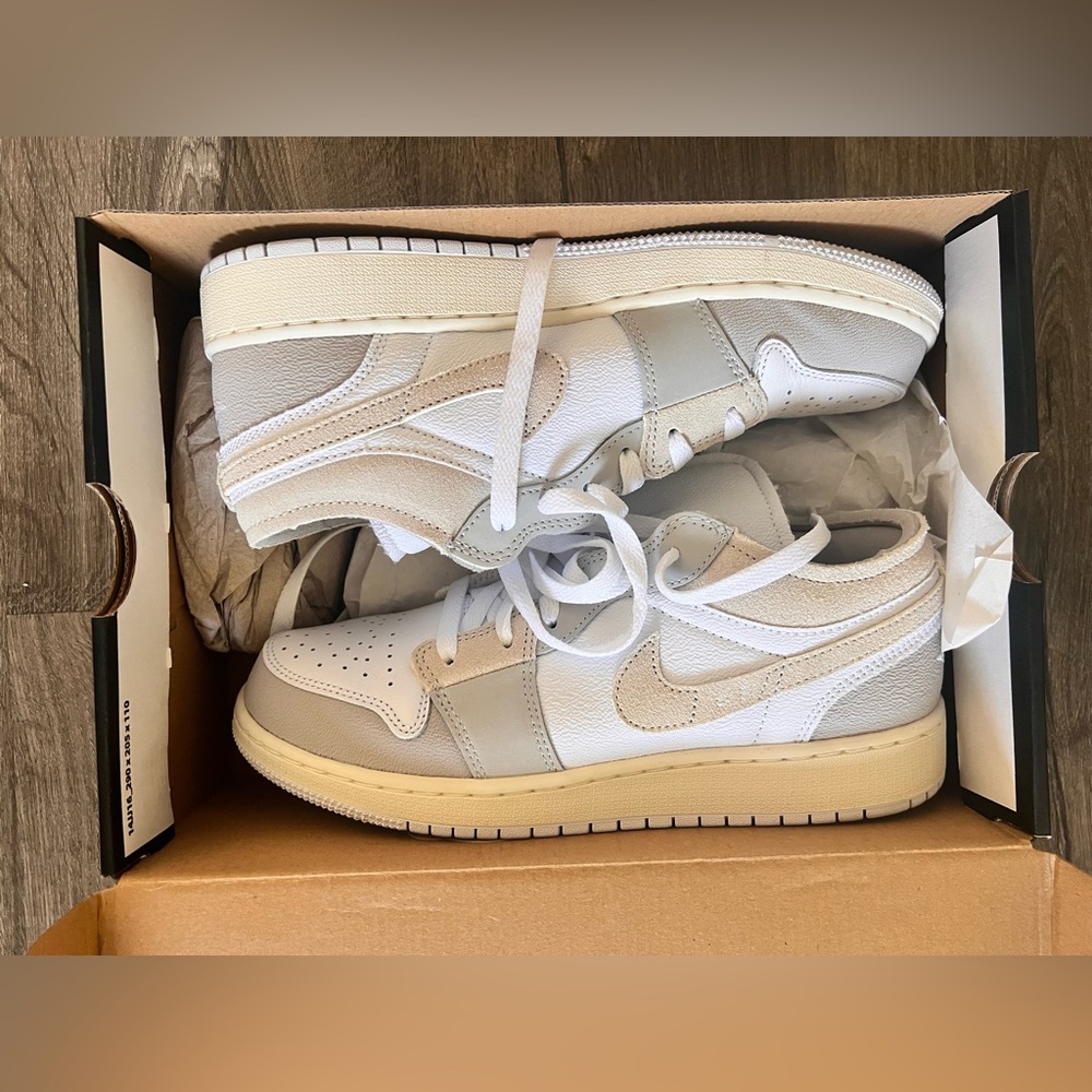 Air Jordan 1 low SE Craft - Kids 6.5 / Women’s 8 Worn once. EXCELLENT condition